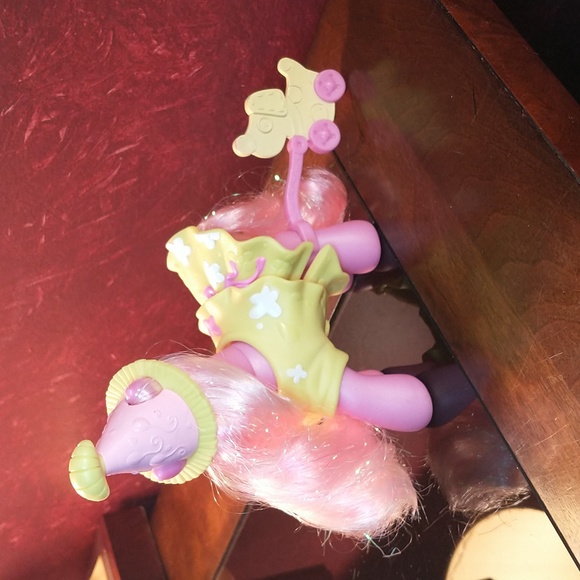 2007 Hasbro My Little Pony w/Hat, Outfit , Pull Along Pup & Comb - Picture 3 of 8